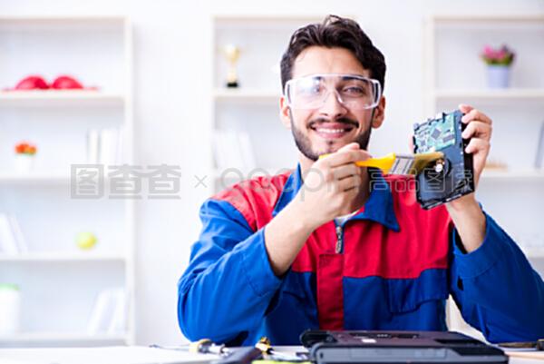 技术支持中的维修人员 计算机与笔记本电脑的故障排除与维护服务